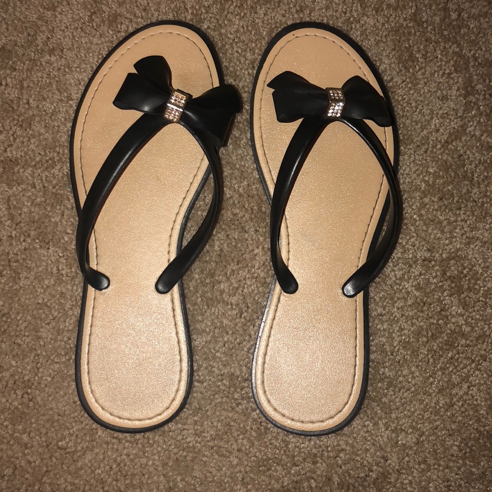Black and gold diamond bow flip flops